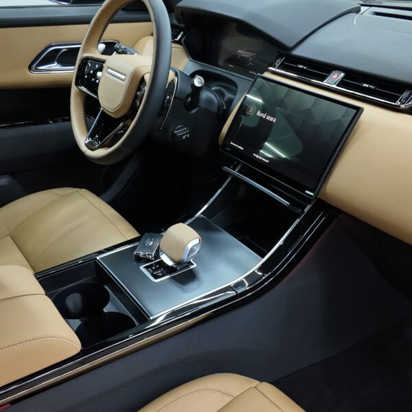 Aplicare tratament hidratare piele auto - Detailing interior Craiova