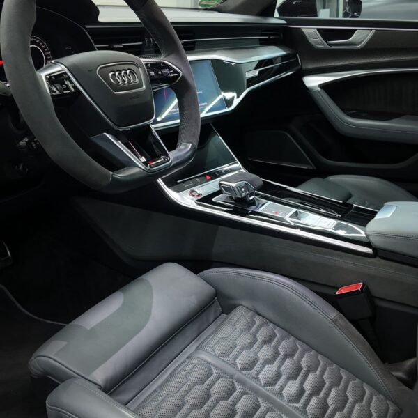 Detailing interior Craiova - curățare completă și hidratare piele scaune