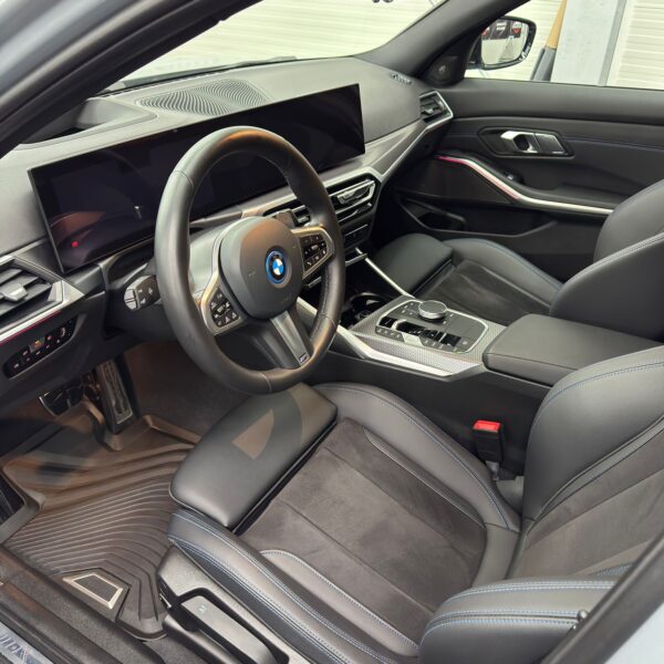 BMW 330i interior după detailing profesional Craiova - curățare și hidratare piele + Alcantara
